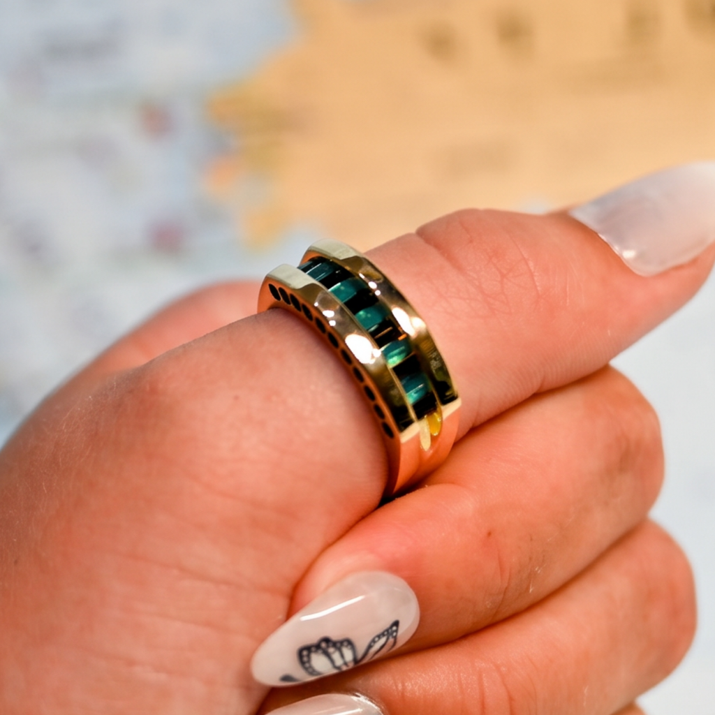 14kyg Gents Black and Caribbean Blue Onyx Cylettes Aperture Ring
