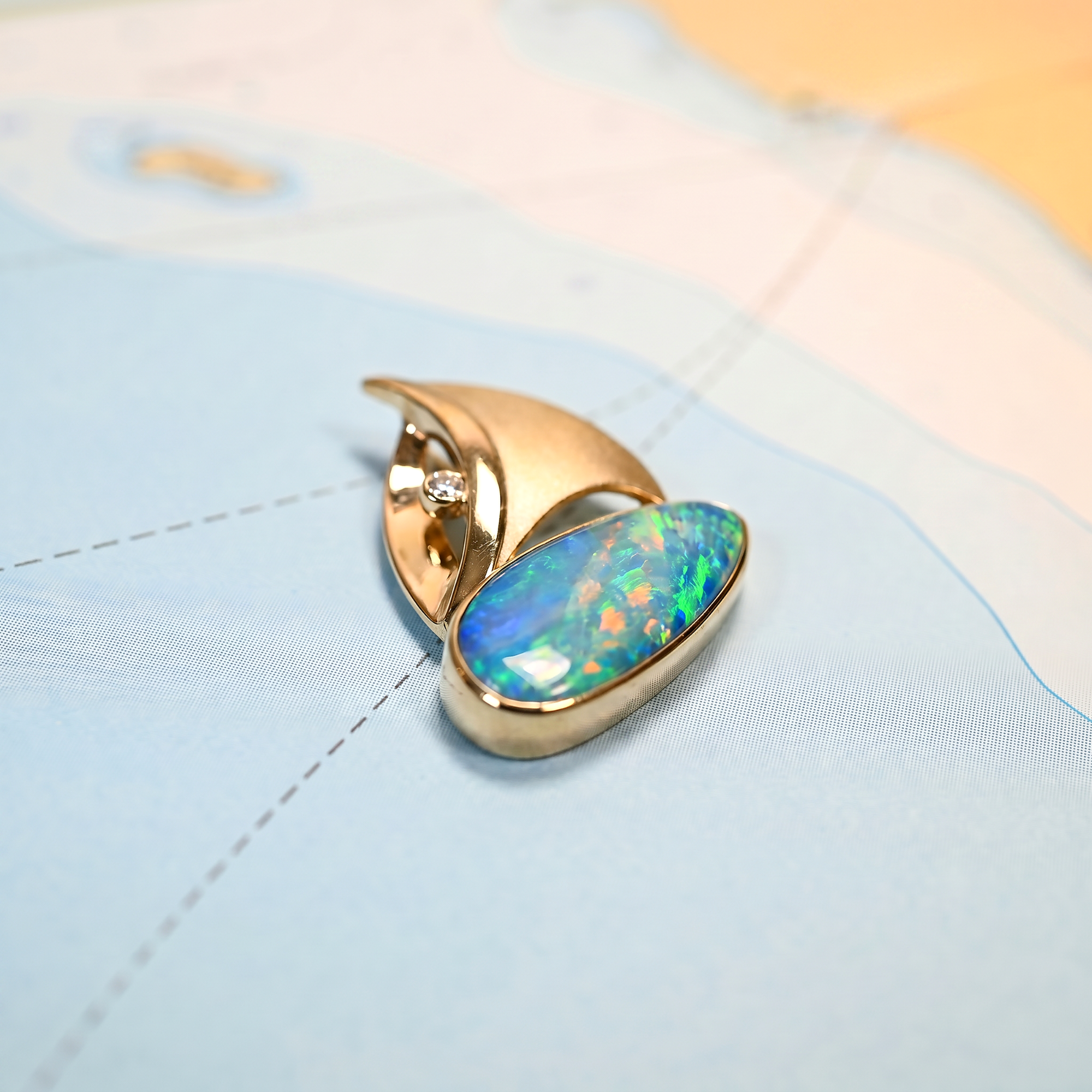 14KYG SAILBOAT 25X11 PENDANT OPAL DBLT 10.8C, DIA .05C