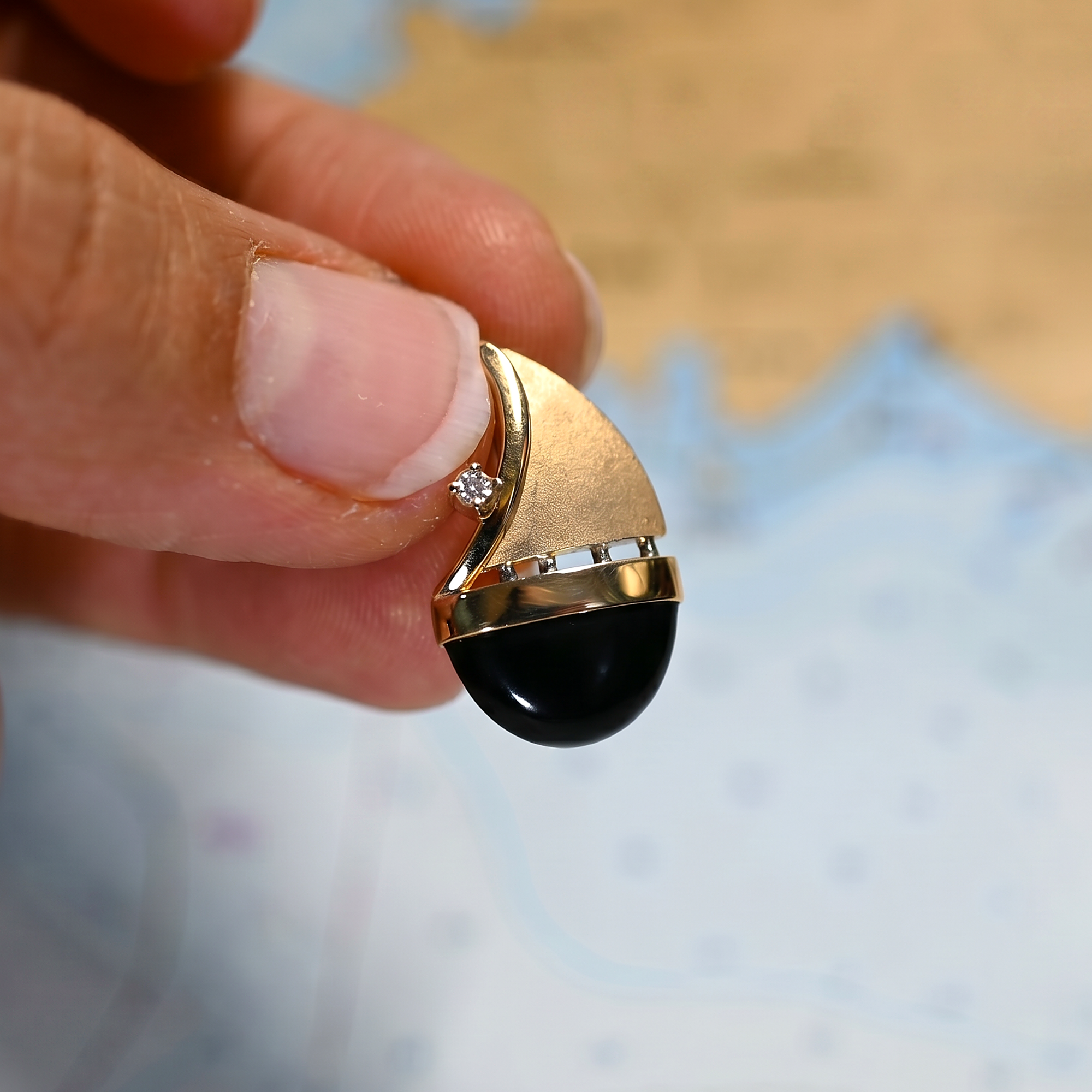14KY BLACK ONYX 3.15CT W/0.03CT DIA SAILBT PENDENT