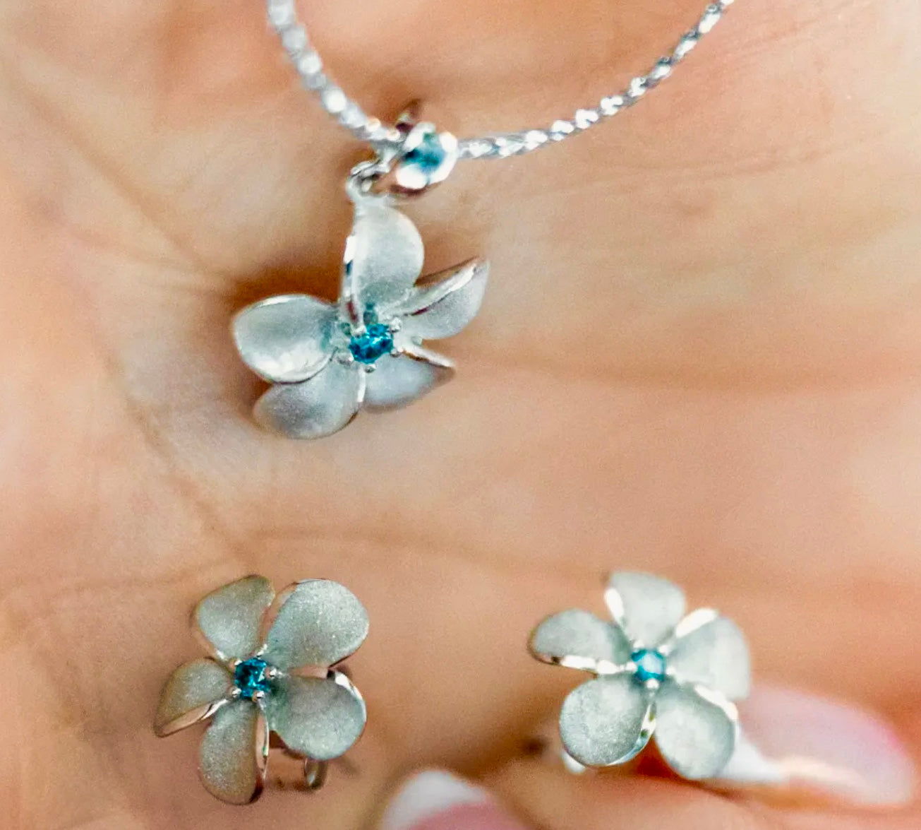 ゆい　天然和田玉　 ネックレス　潤い　コレクション　100%本物保証 14kwg 11mm Plumeria Pendant w/blue diamonds (.02cttw) – Phoenix
