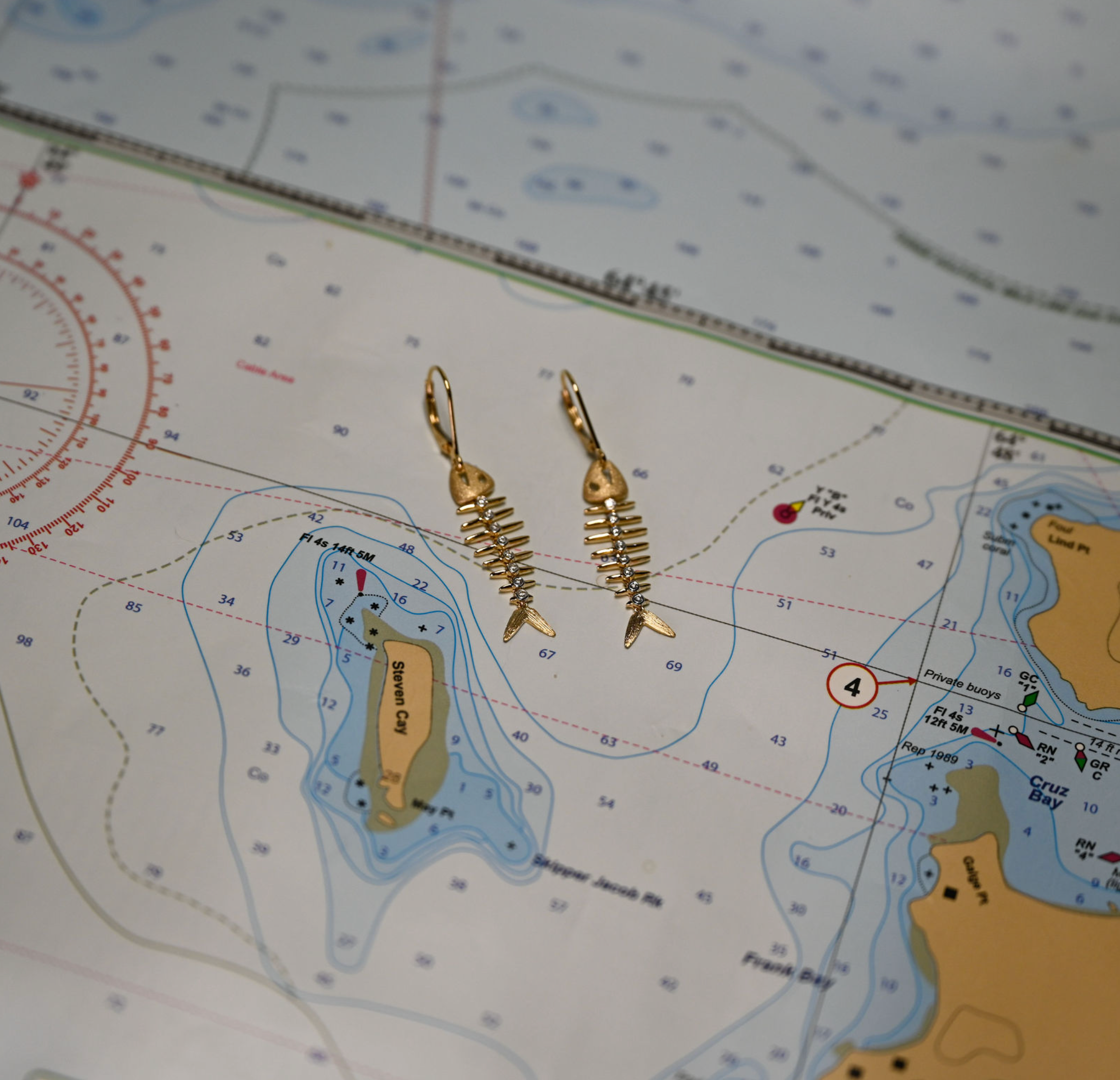 14k 2-Tone Fishbone Leverback Earrings w/16 Diamonds (.08cttw)