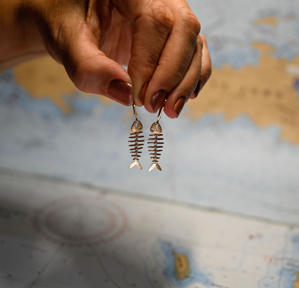 14k 2-Tone Fishbone Leverback Earrings w/16 Diamonds (.08cttw)