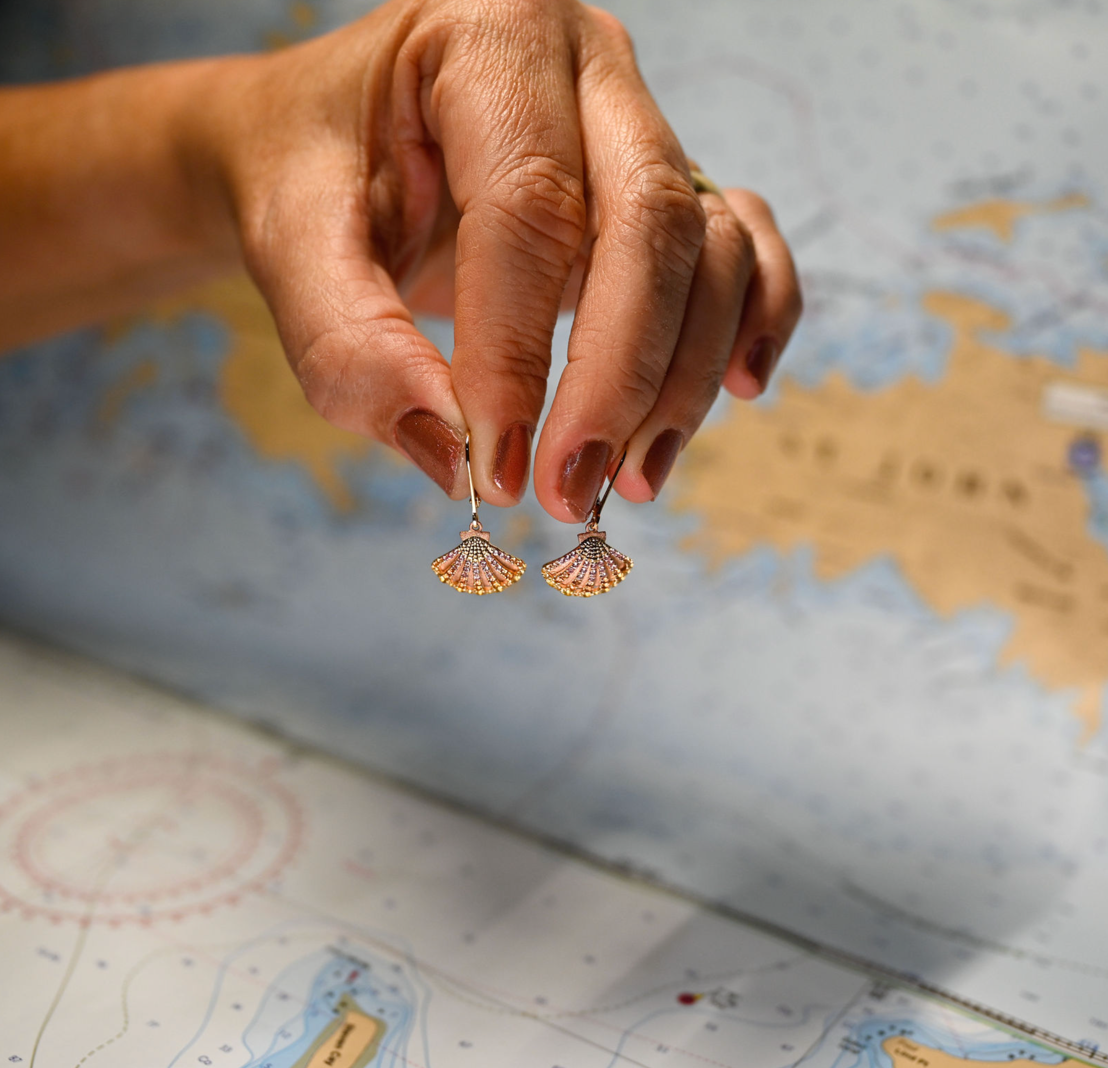 14kyg 2-Tone Scallop Shell Leverback Earrings w/96 color sapphires