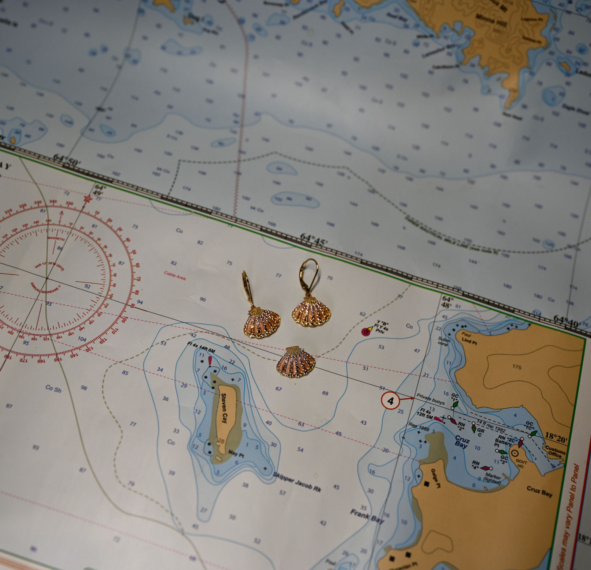 14kyg 2-Tone Scallop Shell Leverback Earrings w/96 color sapphires