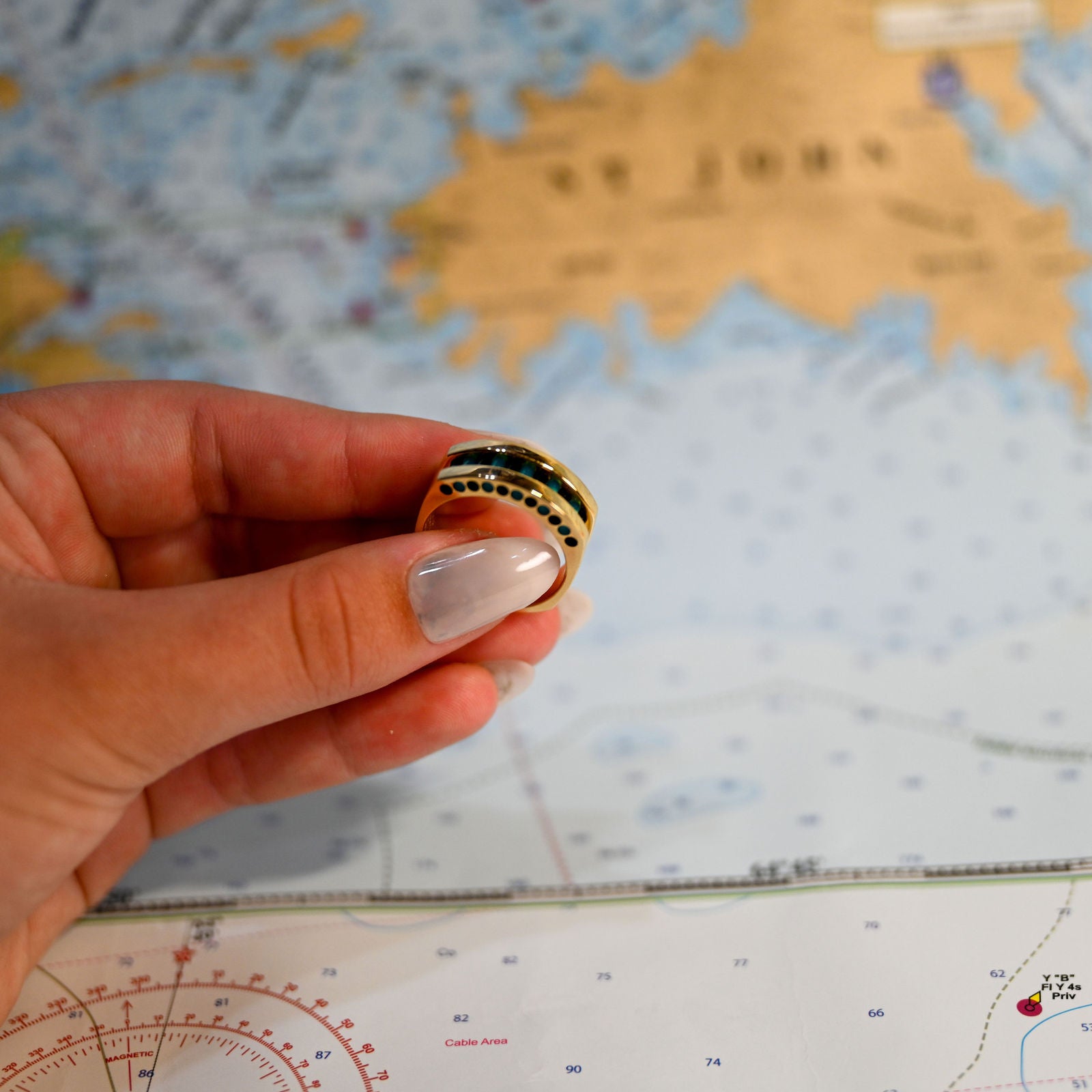 14kyg Gents Black and Caribbean Blue Onyx Cylettes Aperture Ring