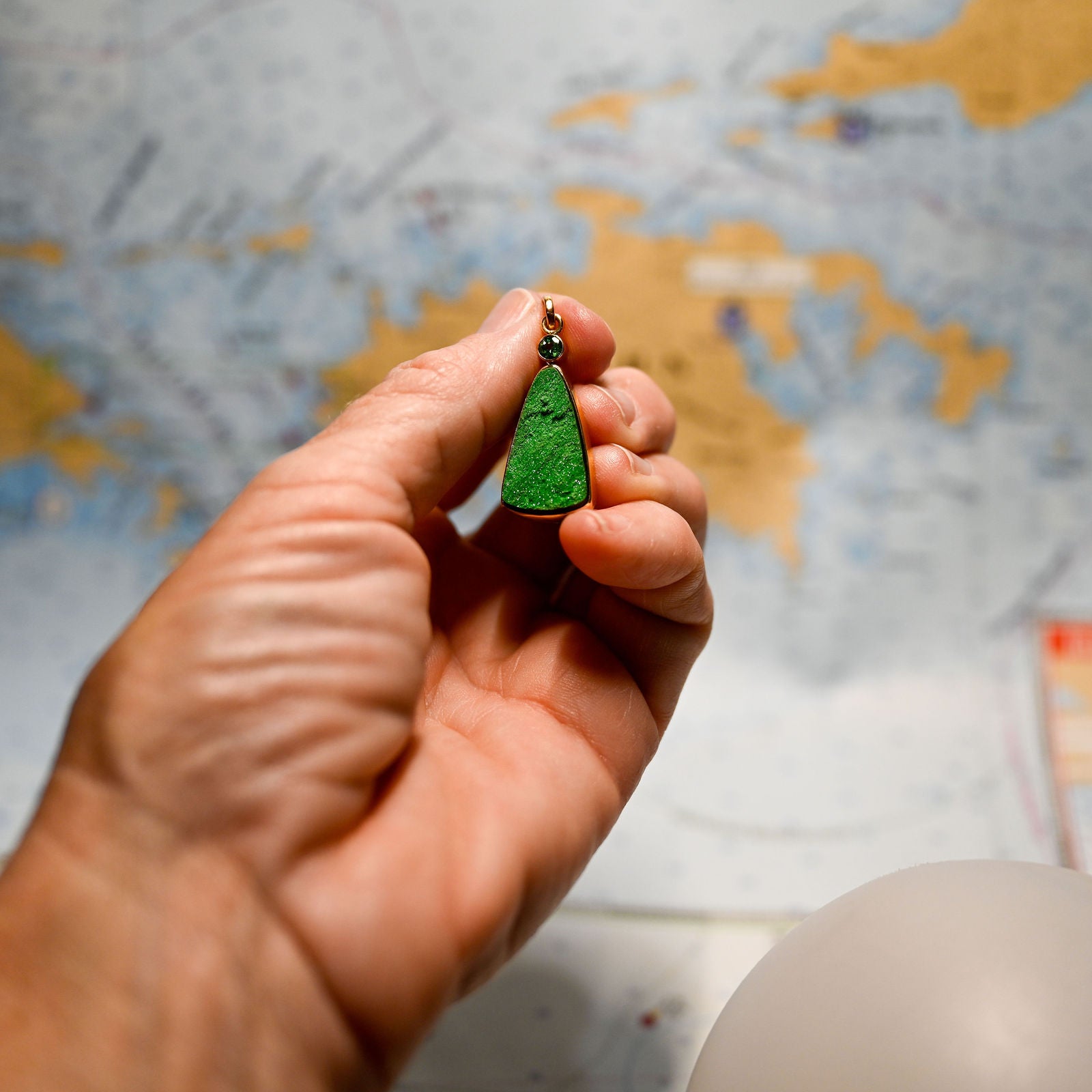 14KYG UVAROVITE 24X14X4.3  TSAVORITE 4MM PENDAN