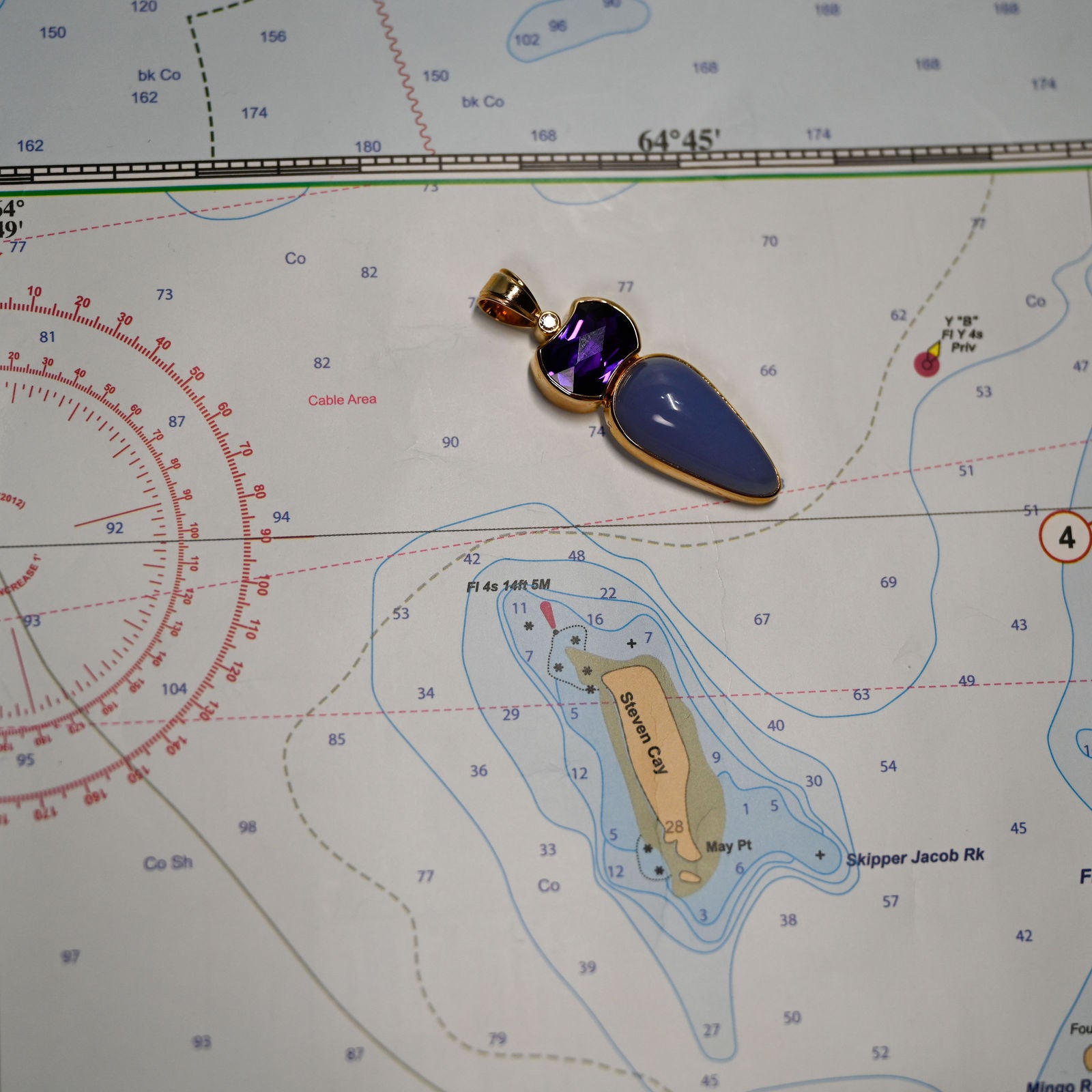 14KYG CHALCEDONY 25X13 17.90C/ AMETHYST 5.77C