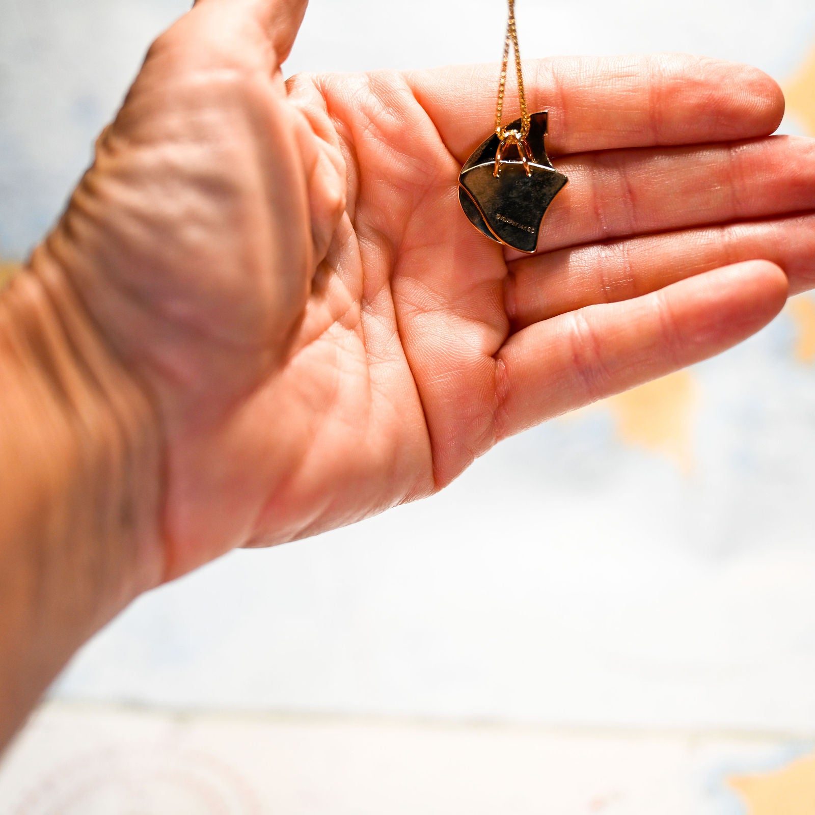 14KYG CARVED 20X17 ONYX  20X17 6.53C PENDANT