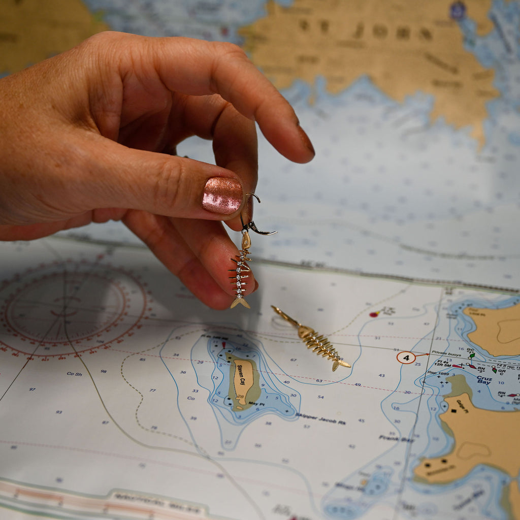 14k 2-Tone Fishbone Leverback Earrings w/16 Diamonds (.08cttw)