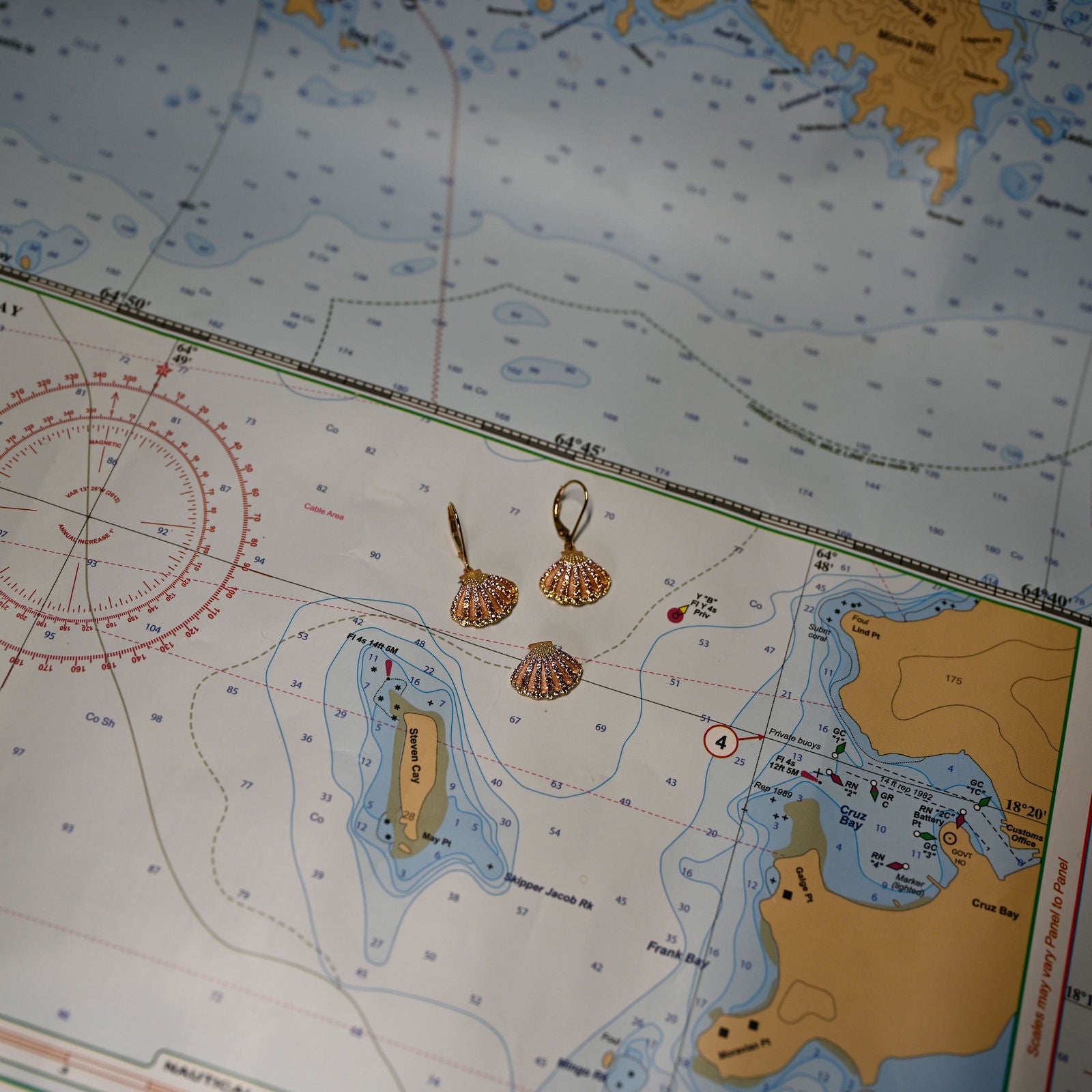 14kyg 2-Tone Scallop Shell Pendant w/48 color sapphires