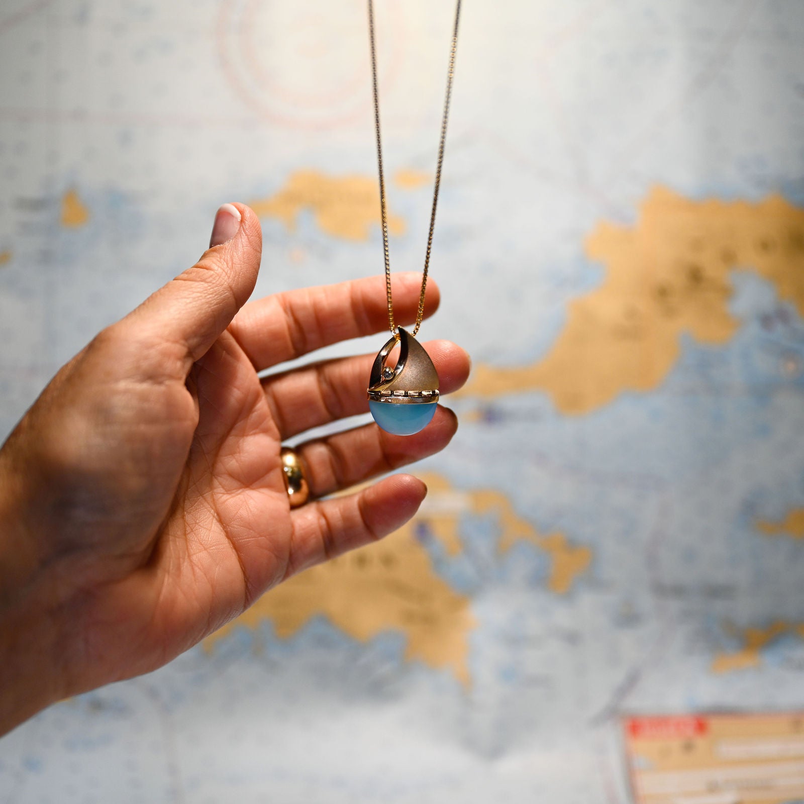 14KYG BLUE CHALCEDONY 18X12.7 9.68C DIA .05C