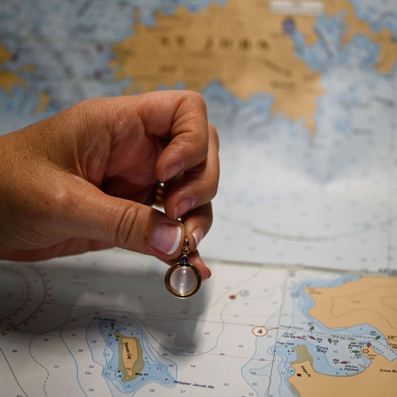 14KYG WHITE CATS EYE MOONSTONE W\TANZ PENDANT